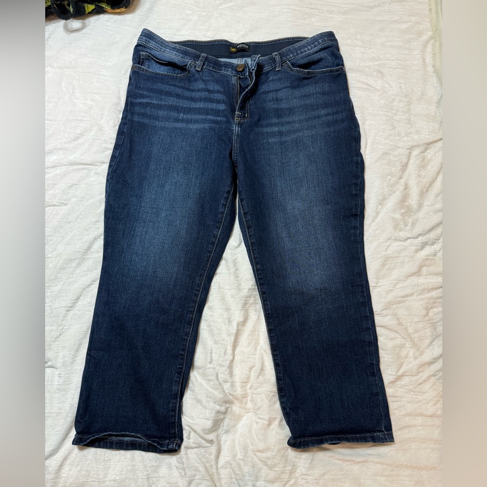 Lee brand Mid Rise Capri length jeans Size 16